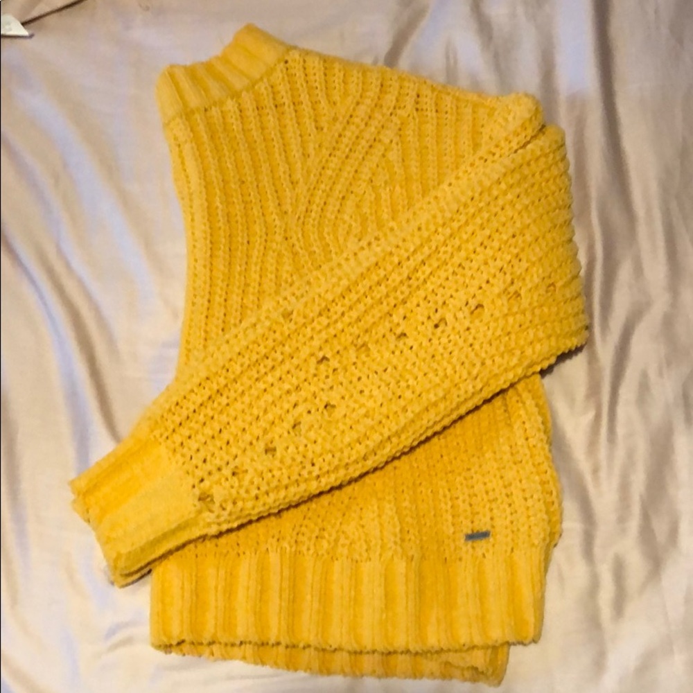 Hollister mock-neck cropped sweater💛